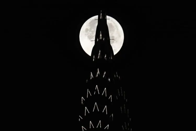 21 Foto Supermoon yang Menunjukan Keagungan Tuhan yang Maha Perkasa, Epik Kayak di Film-Film Fantasi 26