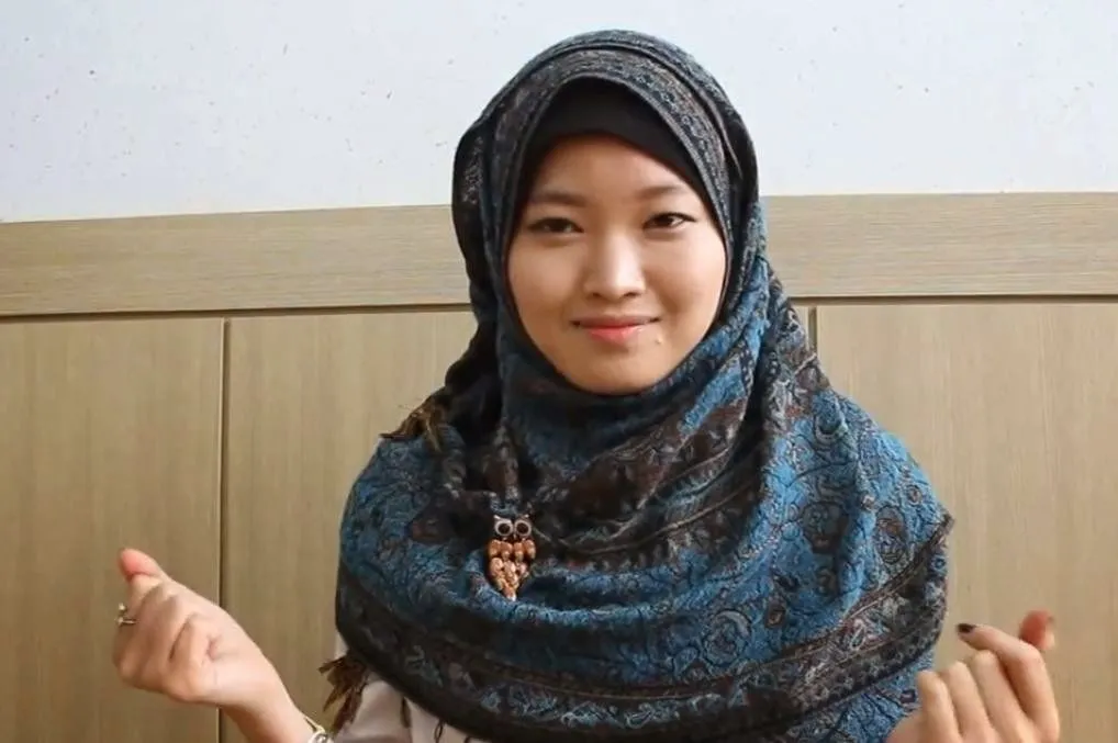 Jangan Salah Pilih Warna Hijab! Sesuaikan dengan Warna Kulitmu Agar Tidak Kelihatan Kusam 7