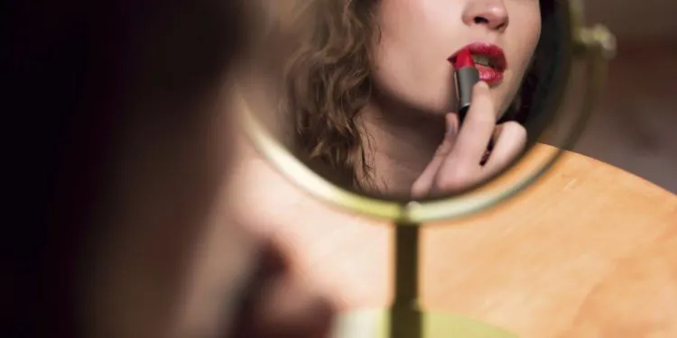 Ternyata, Aturan Dasar Selfie yang Bagus Ada di 7 Trik Make-Up Ini. No Edit, No Filter! 13