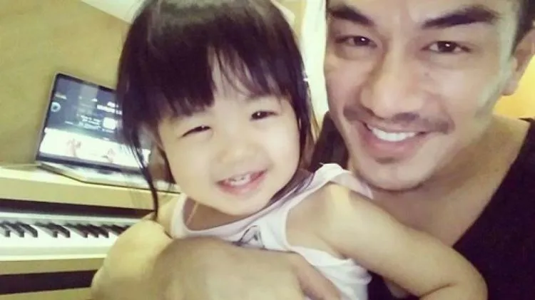 13 Foto Ini Buktikan Bahwa Cowok yang Menggendong Bayi Terlihat Lebih Tampan 22