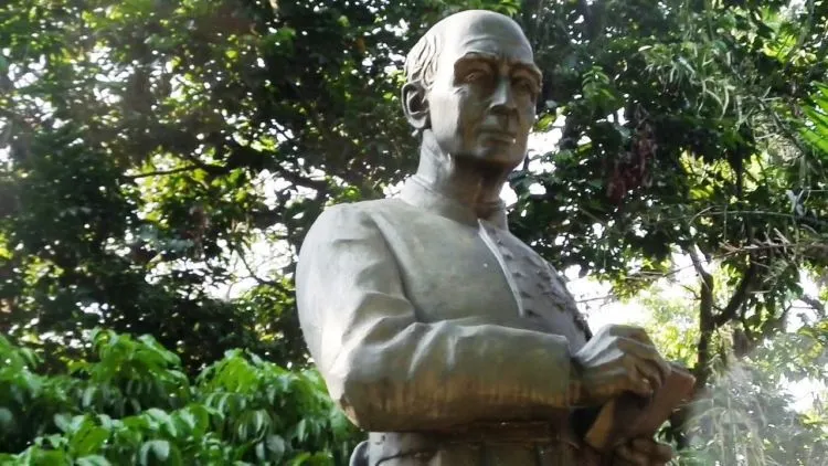 Kisah Patung Pastor Verbraak di Taman Maluku, Bandung. Pernah Mengalami Kejadian Seram di Sana? 6