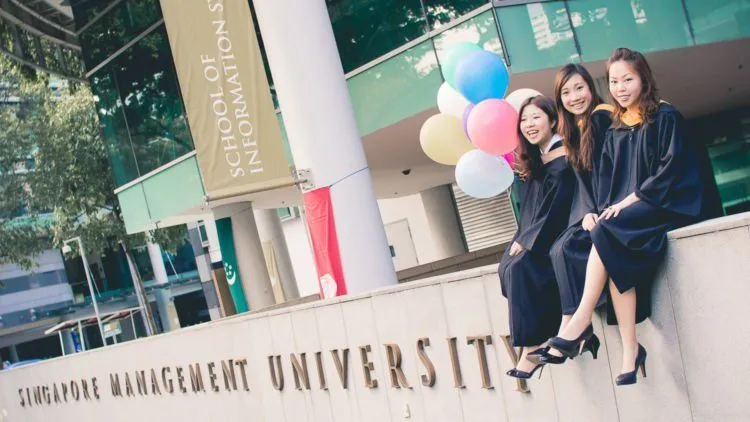 14 Gaya Foto Wisuda Sendiri & Bersama yang Keren Terbaru 27