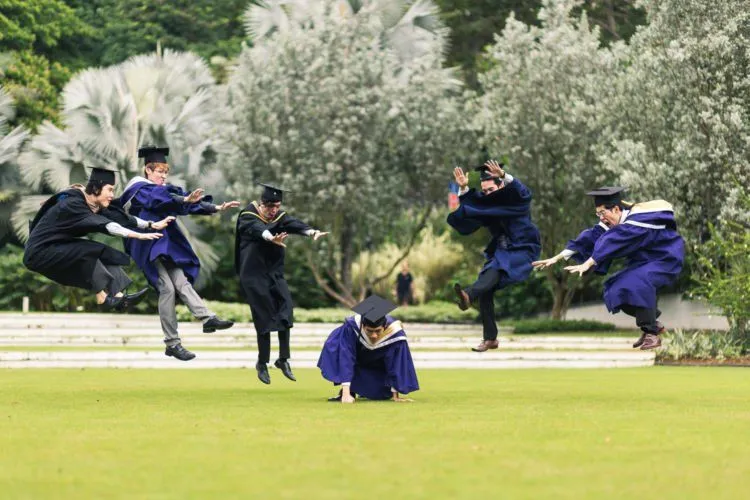 14 Gaya Foto Wisuda Sendiri & Bersama yang Keren Terbaru 18