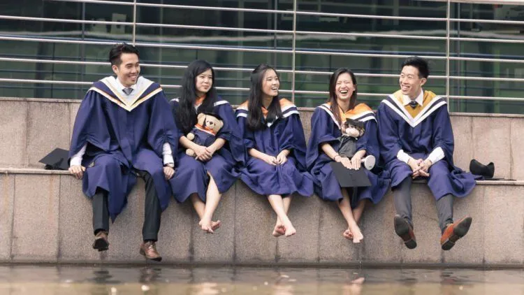 14 Gaya Foto Wisuda Sendiri & Bersama yang Keren Terbaru 26
