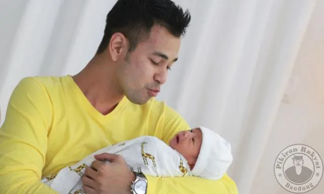 13 Foto Ini Buktikan Bahwa Cowok yang Menggendong Bayi Terlihat Lebih Tampan 24