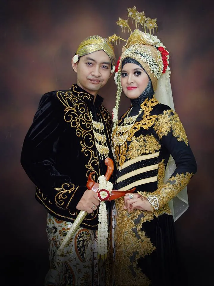 Meski Berhijab dan Tanpa Paes, 8 Inspirasi Pengantin Jawa Ini Layak Kamu Coba 11