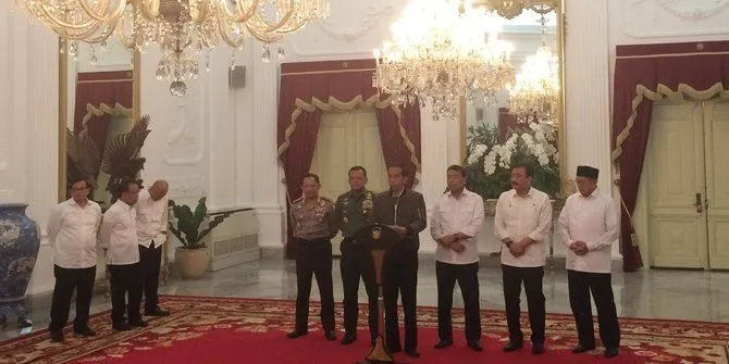 Netizen Gagal Fokus Setelah Jokowi Memakai Bomber Jaket Zara Seharga Sejutaan Ini 10
