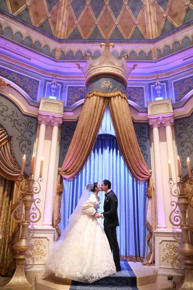 Inilah 20 Foto Resepsi Epik Sandra Dewi dan Pangerannya di Disneyland, Laksana Negeri Dongeng! 33