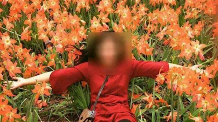 6 Kejadian Konyol Akibat Selfie! Terbaru, Patung Bersejarah Abad 18 Rusak Berat Gara-gara Selfie! 10