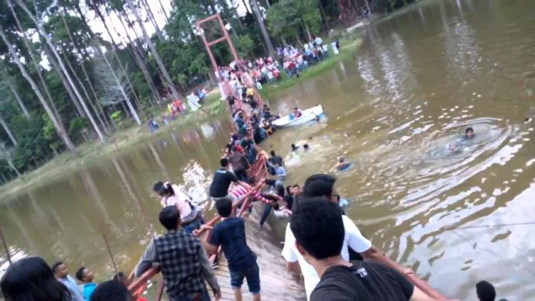 6 Kejadian Konyol Akibat Selfie! Terbaru, Patung Bersejarah Abad 18 Rusak Berat Gara-gara Selfie! 12