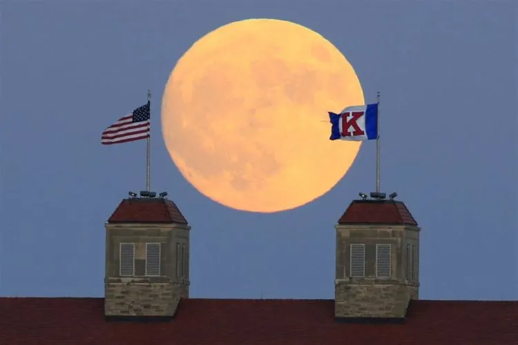 21 Foto Supermoon yang Menunjukan Keagungan Tuhan yang Maha Perkasa, Epik Kayak di Film-Film Fantasi 27