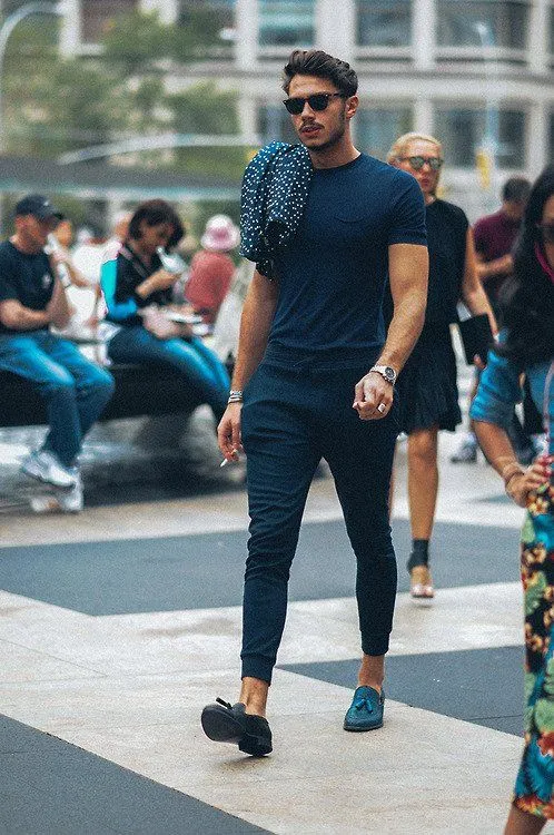 Dear Cowok, Kunci Gantengmu yang Sesungguhnya Ada di Kaos Hitam! Nggak Percaya? Simak 8 Contoh Ini 15