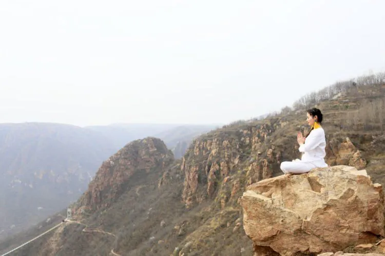 15 Lokasi Yoga yang Tak Biasa Ini Jadi Bikin Kamu Mikir, Apa Sih Esensi Yoga Sejatinya? 27