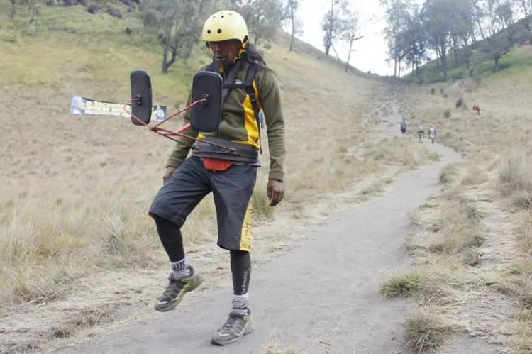 Ada-ada Aja Kelakuan Cak Tarpin. Pendaki Asal Malang Ini Sukses Mendaki Semeru dengan Berjalan Mundur! 8