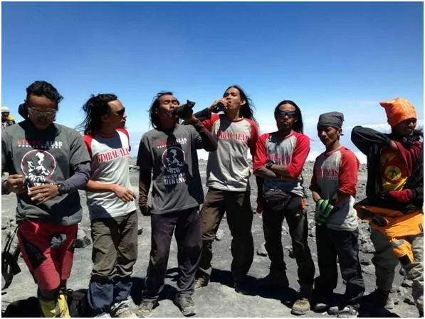 Ada-ada Aja Kelakuan Cak Tarpin. Pendaki Asal Malang Ini Sukses Mendaki Semeru dengan Berjalan Mundur! 6