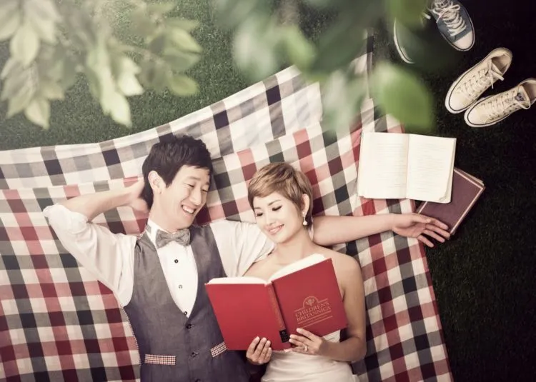 Romantis dan Lucu, Inilah 13 Pose Foto Prewedding Pasangan di Korea yang Layak Tiru 32