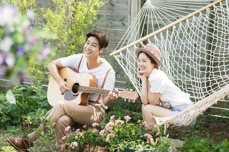 Romantis dan Lucu, Inilah 13 Pose Foto Prewedding Pasangan di Korea yang Layak Tiru 33