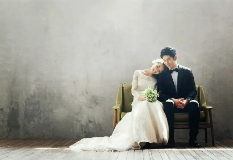 Romantis dan Lucu, Inilah 13 Pose Foto Prewedding Pasangan di Korea yang Layak Tiru 22