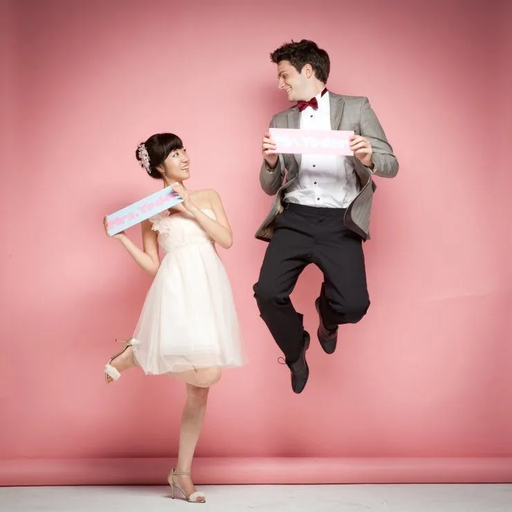 Romantis dan Lucu, Inilah 13 Pose Foto Prewedding Pasangan di Korea yang Layak Tiru 21