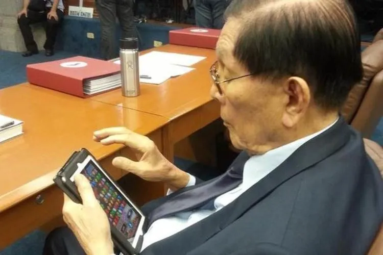 10 Foto Wakil Rakyat yang Buat Kita Semua Elus Dada. Itu Fenomena Global, Bukan Cuma di Indonesia 18