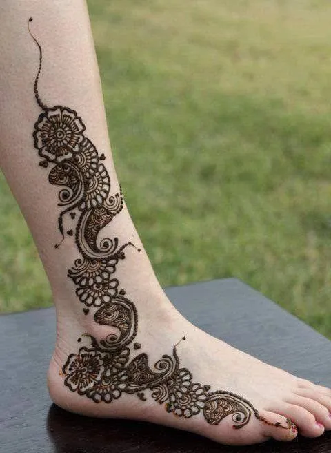13 Inspirasi Henna Kaki yang Menawan Hati. Demi Sucinya Pernikahanmu Nanti 18