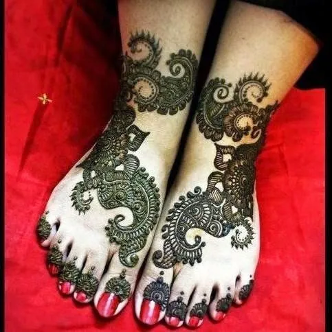 13 Inspirasi Henna Kaki yang Menawan Hati. Demi Sucinya Pernikahanmu Nanti 21