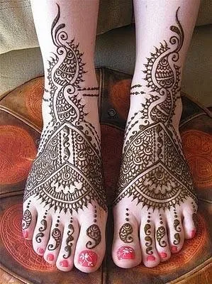 13 Inspirasi Henna Kaki yang Menawan Hati. Demi Sucinya Pernikahanmu Nanti 23