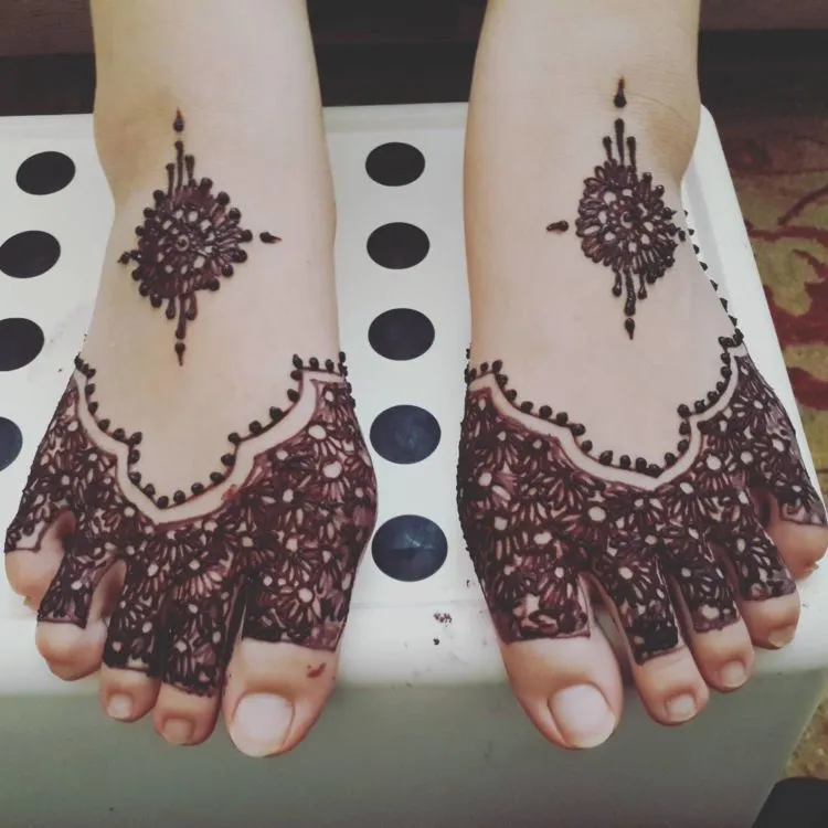 13 Inspirasi Henna Kaki yang Menawan Hati. Demi Sucinya Pernikahanmu Nanti 22