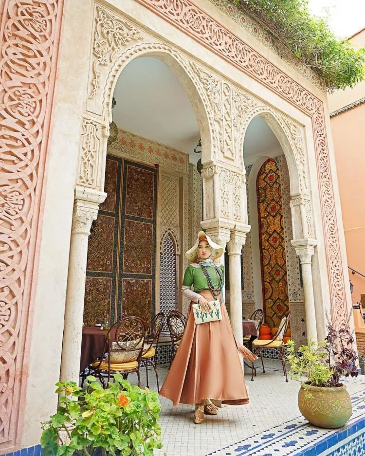 Cewek Berhijab Juga Bisa Pakai Atasan Off Shoulder, Lho. Biar Nggak Salah Kostum, Gini Aturannya! 15