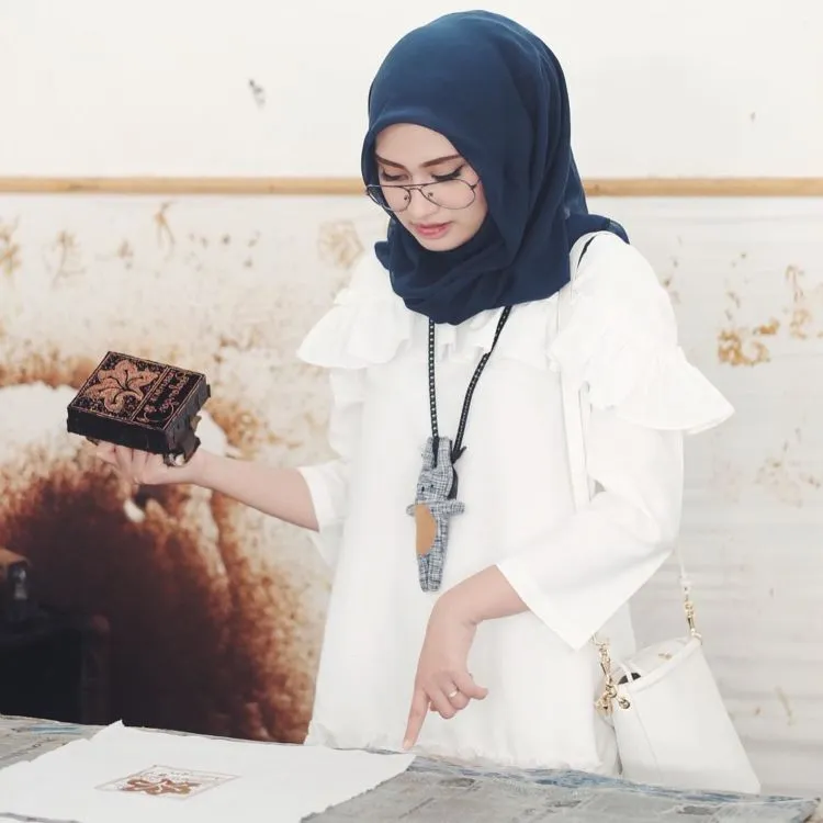 Cewek Berhijab Juga Bisa Pakai Atasan Off Shoulder, Lho. Biar Nggak Salah Kostum, Gini Aturannya! 18