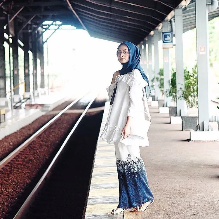 Cewek Berhijab Juga Bisa Pakai Atasan Off Shoulder, Lho. Biar Nggak Salah Kostum, Gini Aturannya! 10