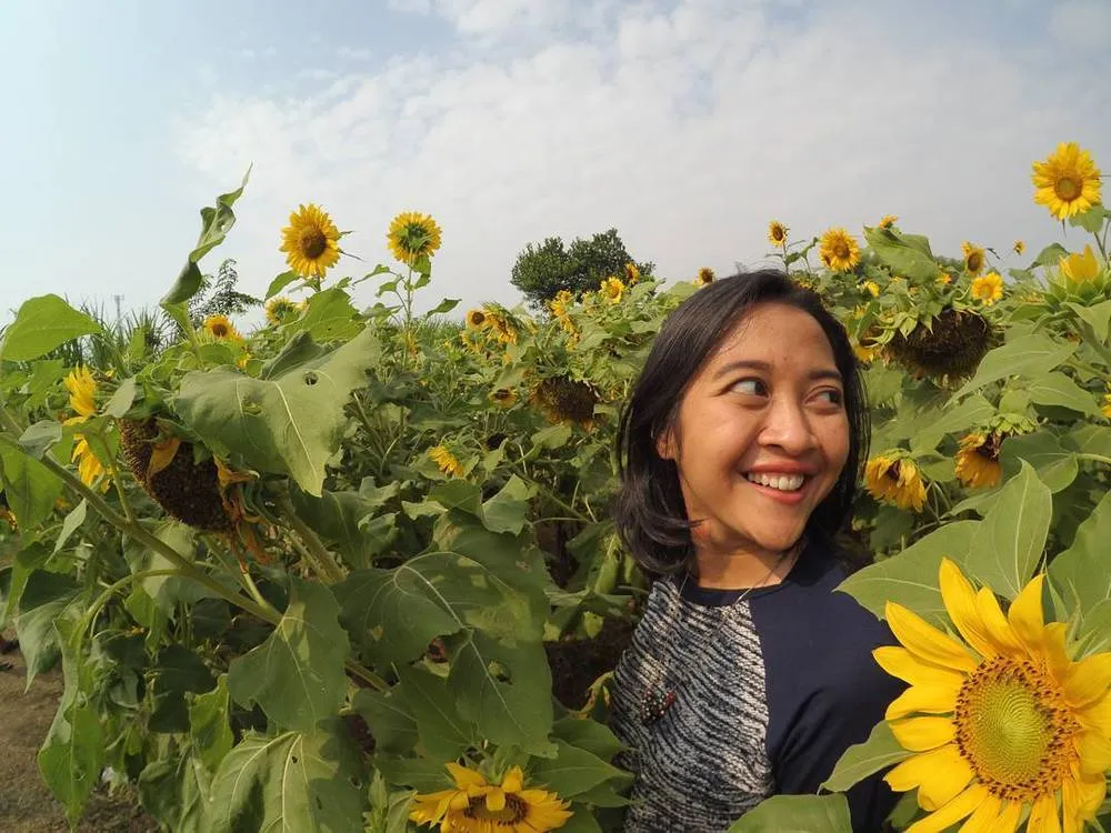 5 Taman Bunga di Indonesia Ini Sempurna untuk Latar Foto Pre-Wedding. Nggak Usah Jauh ke Luar Negeri 6