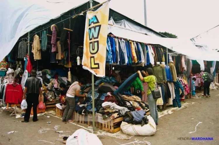 Awul-Awul, Bursa Pakaian Bekas Murah yang Jadi Ikon Sekaten, Jogja. Buruan ke Sini Sebelum Keabisan! 6
