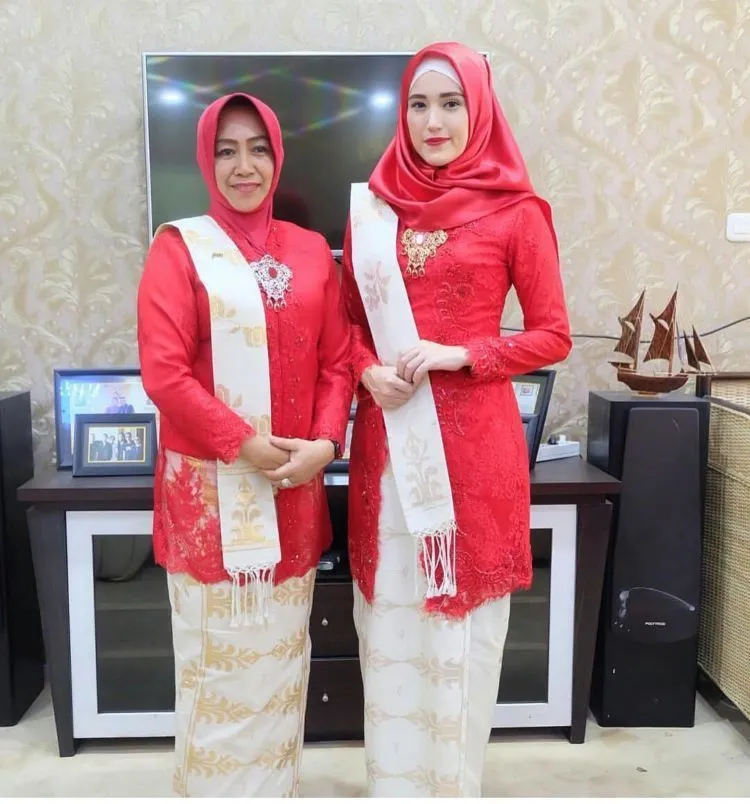 Mari Bahagiakan Ibumu dengan Menghadiahkannya Kebaya. 9 Inpirasi Ini Bisa Jadi Pilihannya 12