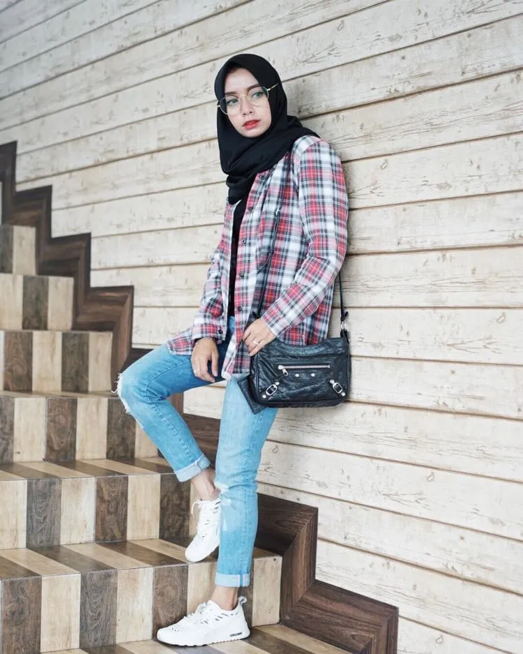 7 Jenis Celana Jeans yang Berbeda Bentuknya, Beda Pula Cara Pakainya. Cocokkan Yuk Gayamu yang Mana! 17