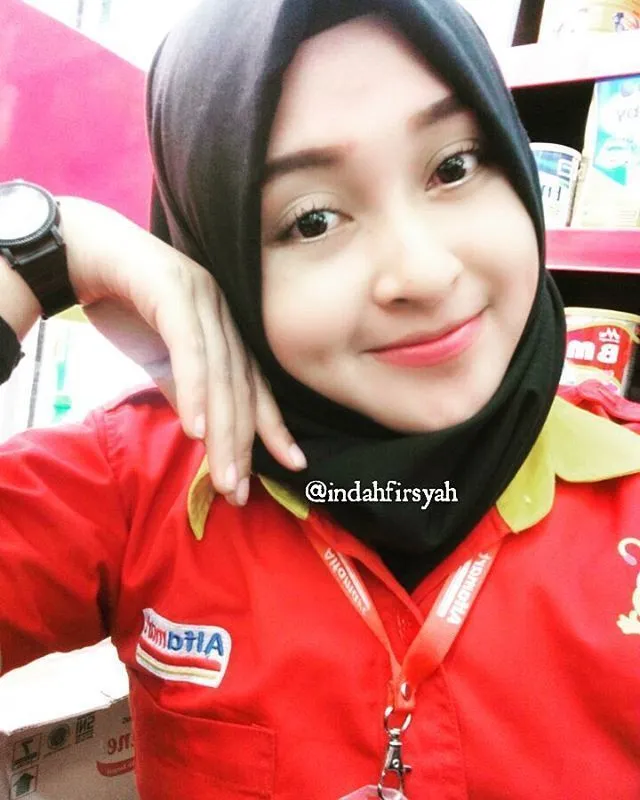 15 Karyawati Minimarket yang Bisa Bikin Para Cowok Rajin Belanja. Cantiknya Sudah Setara Selebgram! 23