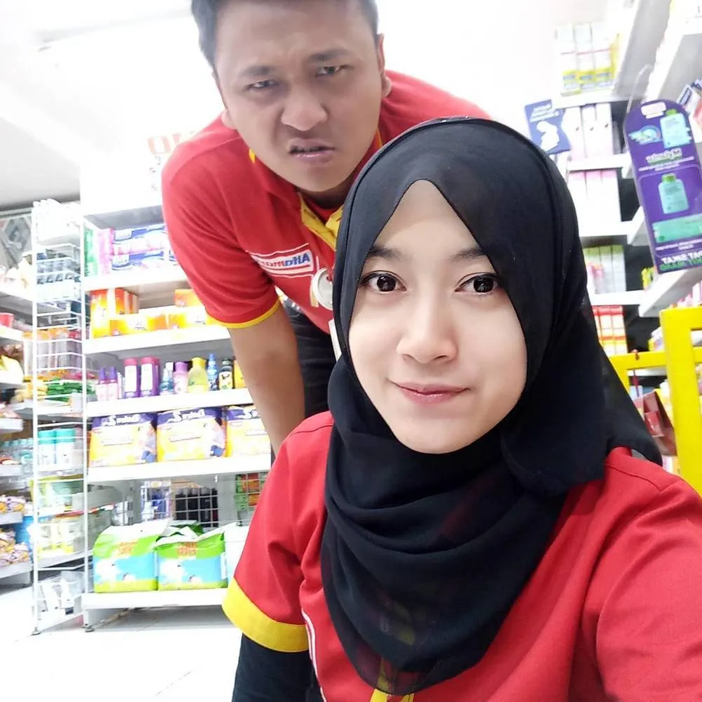 15 Karyawati Minimarket yang Bisa Bikin Para Cowok Rajin Belanja. Cantiknya Sudah Setara Selebgram! 17