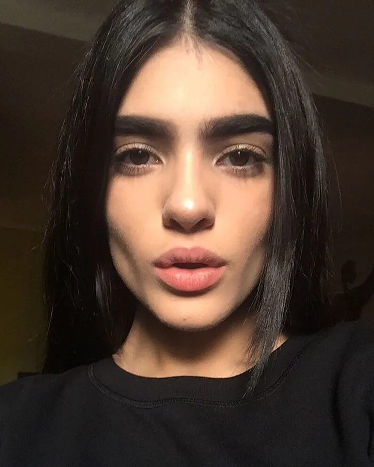 Alis Super Tebal Kayak Sinchan Nggak Melulu Jadi Tertawaan, Gadis Ini Malah Jadi Model Karenanya 5