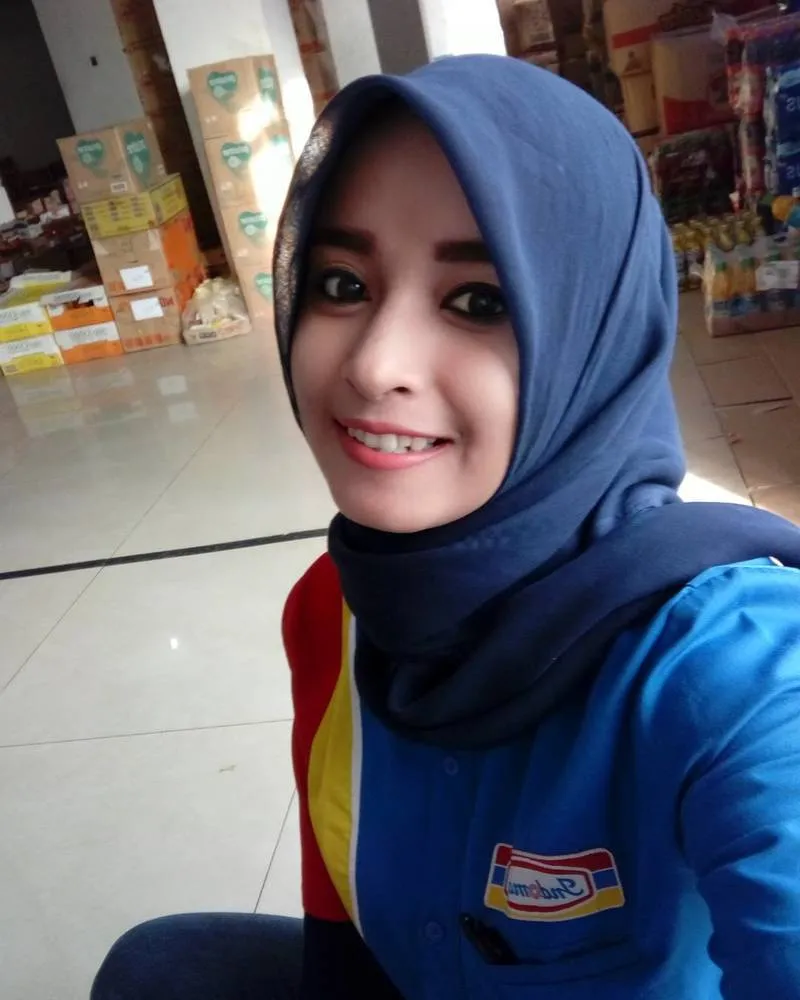 15 Karyawati Minimarket yang Bisa Bikin Para Cowok Rajin Belanja. Cantiknya Sudah Setara Selebgram! 16