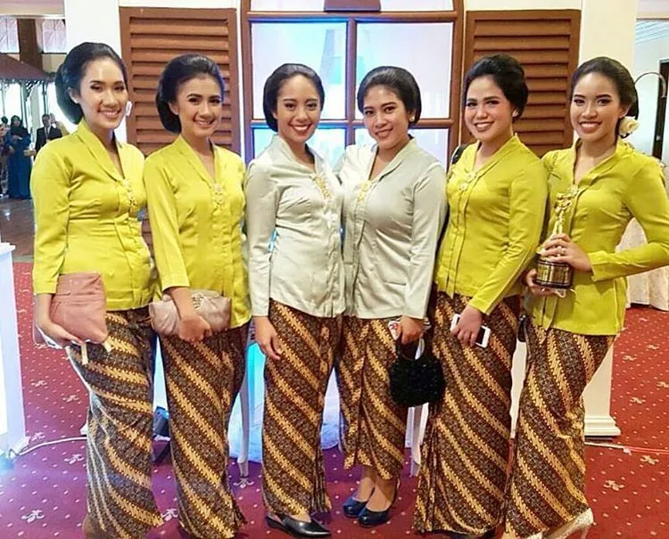 Mari Bahagiakan Ibumu dengan Menghadiahkannya Kebaya. 9 Inpirasi Ini Bisa Jadi Pilihannya 15