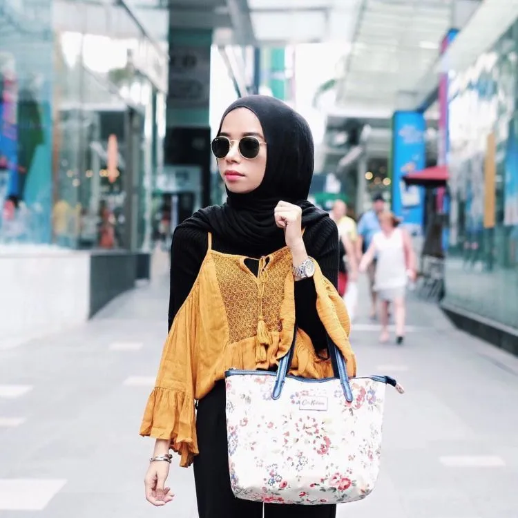 Cewek Berhijab Juga Bisa Pakai Atasan Off Shoulder, Lho. Biar Nggak Salah Kostum, Gini Aturannya! 14