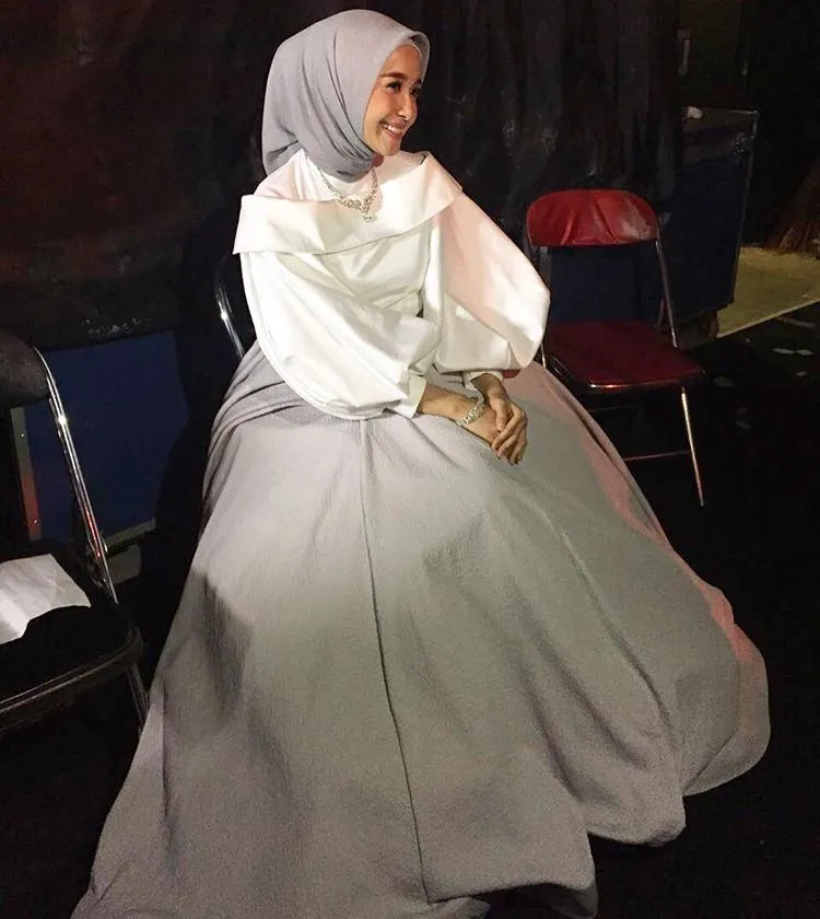 Cewek Berhijab Juga Bisa Pakai Atasan Off Shoulder, Lho. Biar Nggak Salah Kostum, Gini Aturannya! 17