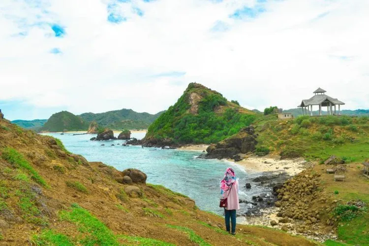 Biar Mata dan Pikiranmu Menjadi Segar, Kamu Harus Liburan Akhir Tahun ke Pantai Seger di Lombok! 8