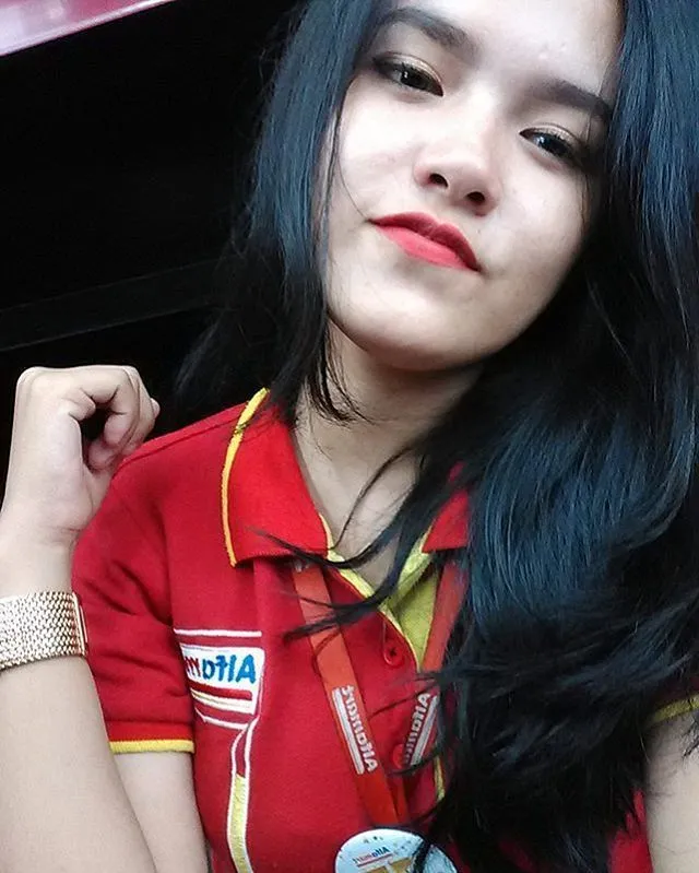 15 Karyawati Minimarket yang Bisa Bikin Para Cowok Rajin Belanja. Cantiknya Sudah Setara Selebgram! 21