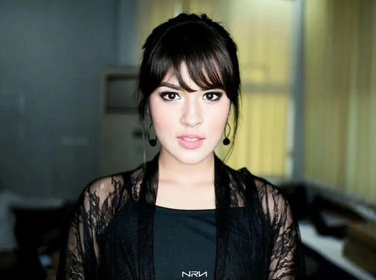 Mau Tampil Lebih Awet Muda? Coba Deh Pakai Poni yang Disesuaikan dengan Bentuk Wajah Ini! 11