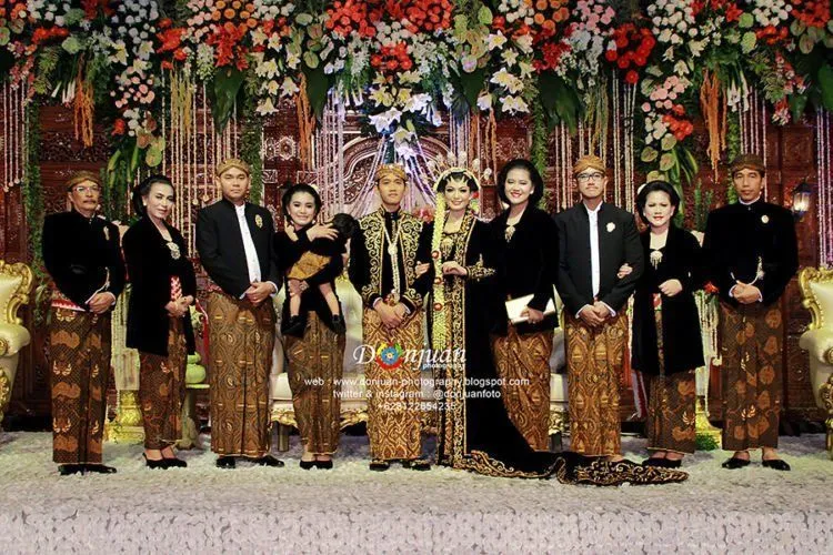 Alasan Kenapa Baju Pengantin Jawa Berwarna Hitam. Padahal 'kan Warna Berkabung Ya? 9