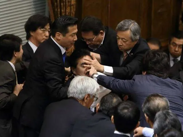 10 Foto Wakil Rakyat yang Buat Kita Semua Elus Dada. Itu Fenomena Global, Bukan Cuma di Indonesia 15