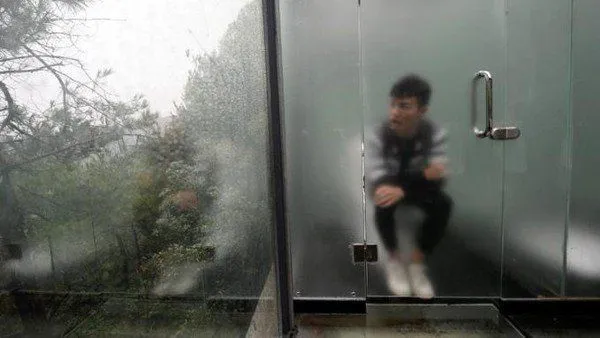 Unik, Ada Toilet Berdinding Transparan di Cina. Duh, Nggak Bisa Konsentrasi Dong Ya?