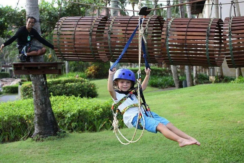 Tak Perlu Disuapi atau Selalu Ditemani, 16 Gambar Parenting yang Mendidik Anak Mandiri Sejak Bayi 32