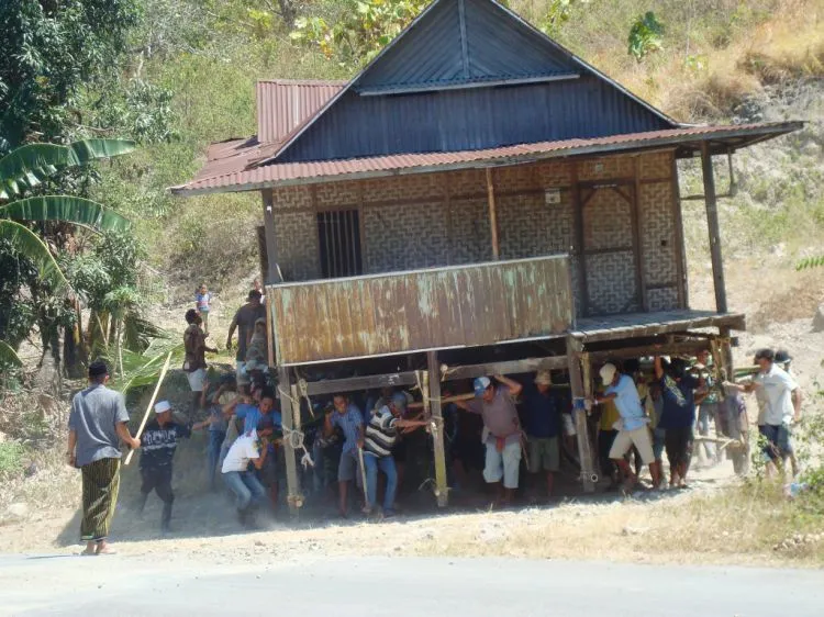 Seru Nih Tradisi Pindah Rumah Khas Suku Bugis. Indonesia Selalu Punya Stok Keunikan Budaya! 6